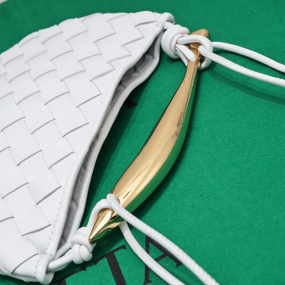 Batch of 1260 BV Mini Sardine is coming‼ ️Super high-end, stainless steel hardware + 24k real gold plating process, fish scales (concave and convex positions) are the finishing touch, the sardine bag that can be carried cross-body is completely beautiful to the heart. The metal element handle and weaving are perfectly combined to completely integrate the artistic sense and elegance and fashion. It is really like a work of art🏺The large size is elegant, the small size is exquisite and cute, a must-have item for fashionistas, and the details are perfectly reproduced. Style number: 6680# Size 20*12*2.5